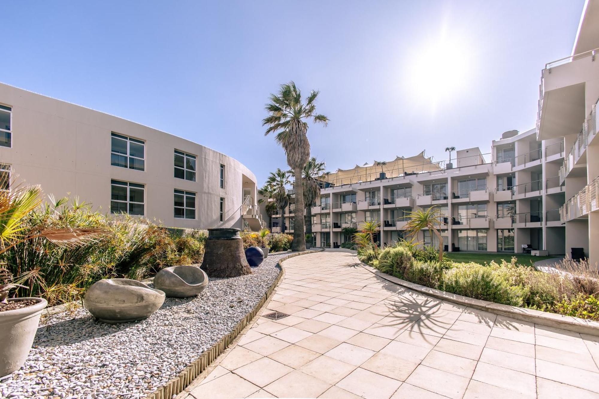 Lagoon 4*